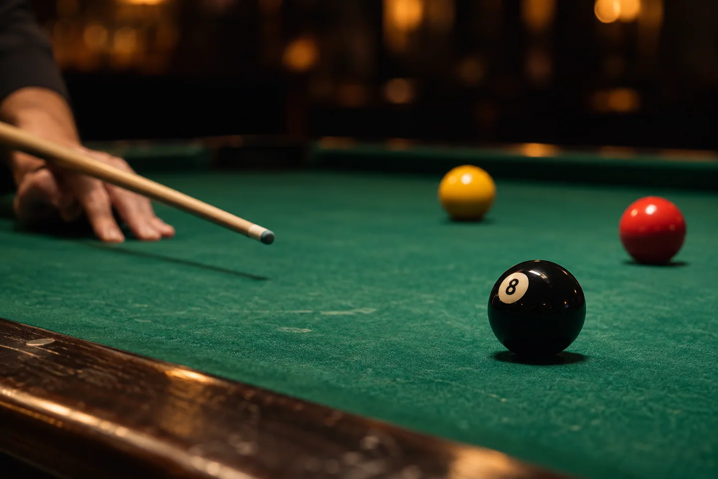 Une boule et une queue de billard sur le tapis vert.