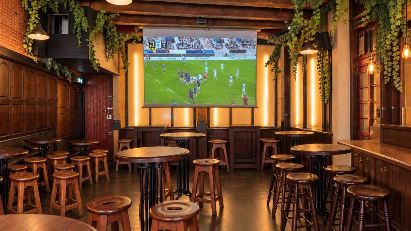 Le grand écran dans la salle du pub.