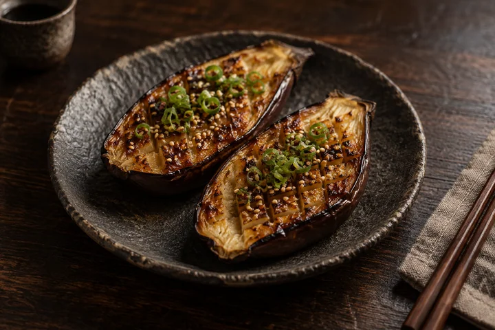 Aubergine grillée au miso, sésame et cébette.